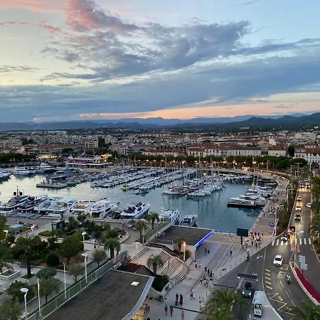 Apartment Aux 20 Marches - A Pied - Spacieux - Parking Frejus
